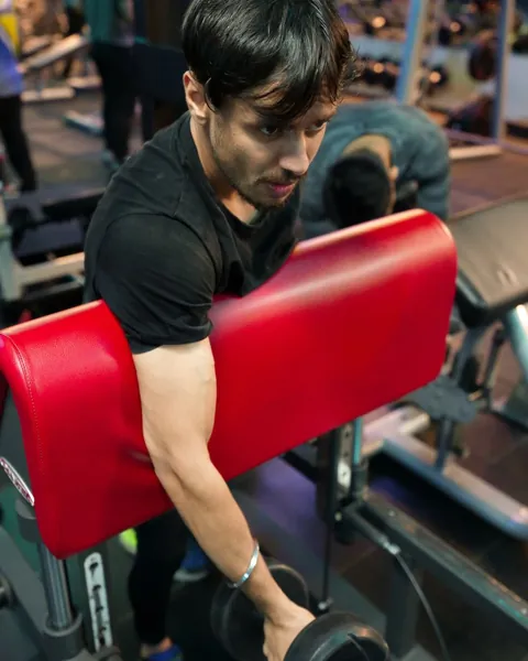 Beginner focusing during a gym workout